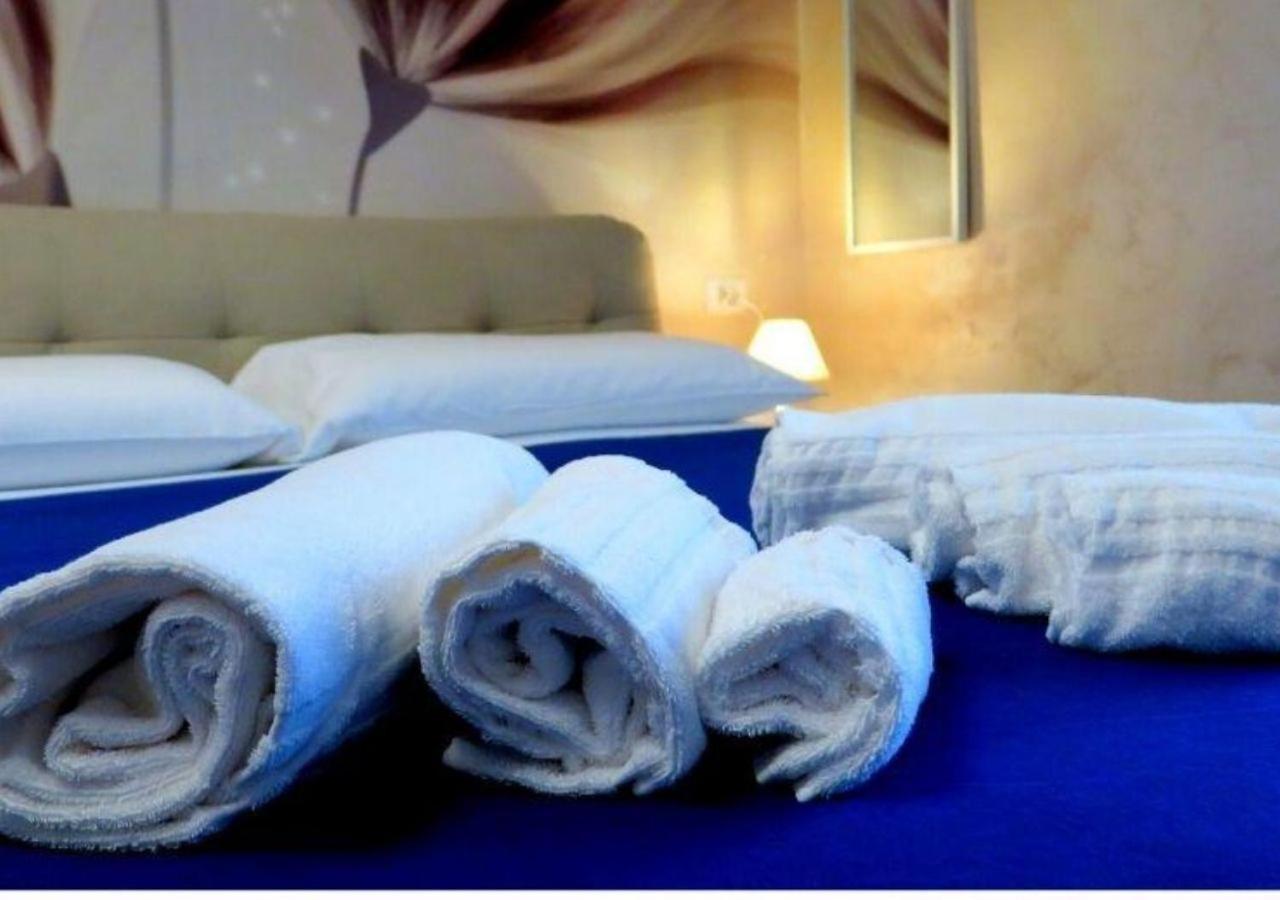 Deluxe Rooms And Chilling Jacuzzi Suite Guesthouse โรม ภายนอก รูปภาพ